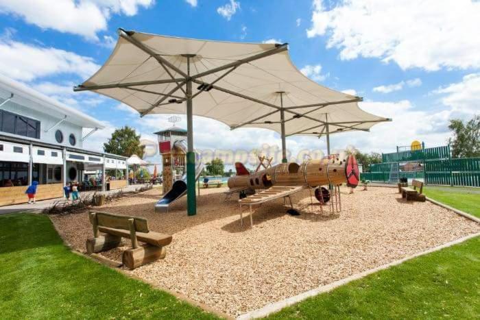 Daisy's Luxury Caravan At Lakes