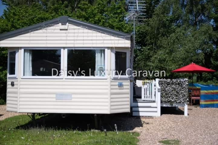 Campsite Daisy's Luxury Caravan At Lakes