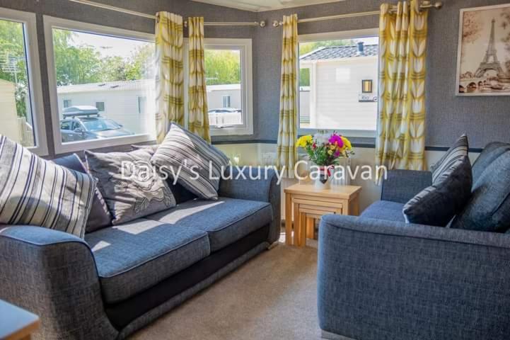 Daisy's Luxury Caravan At Lakes *