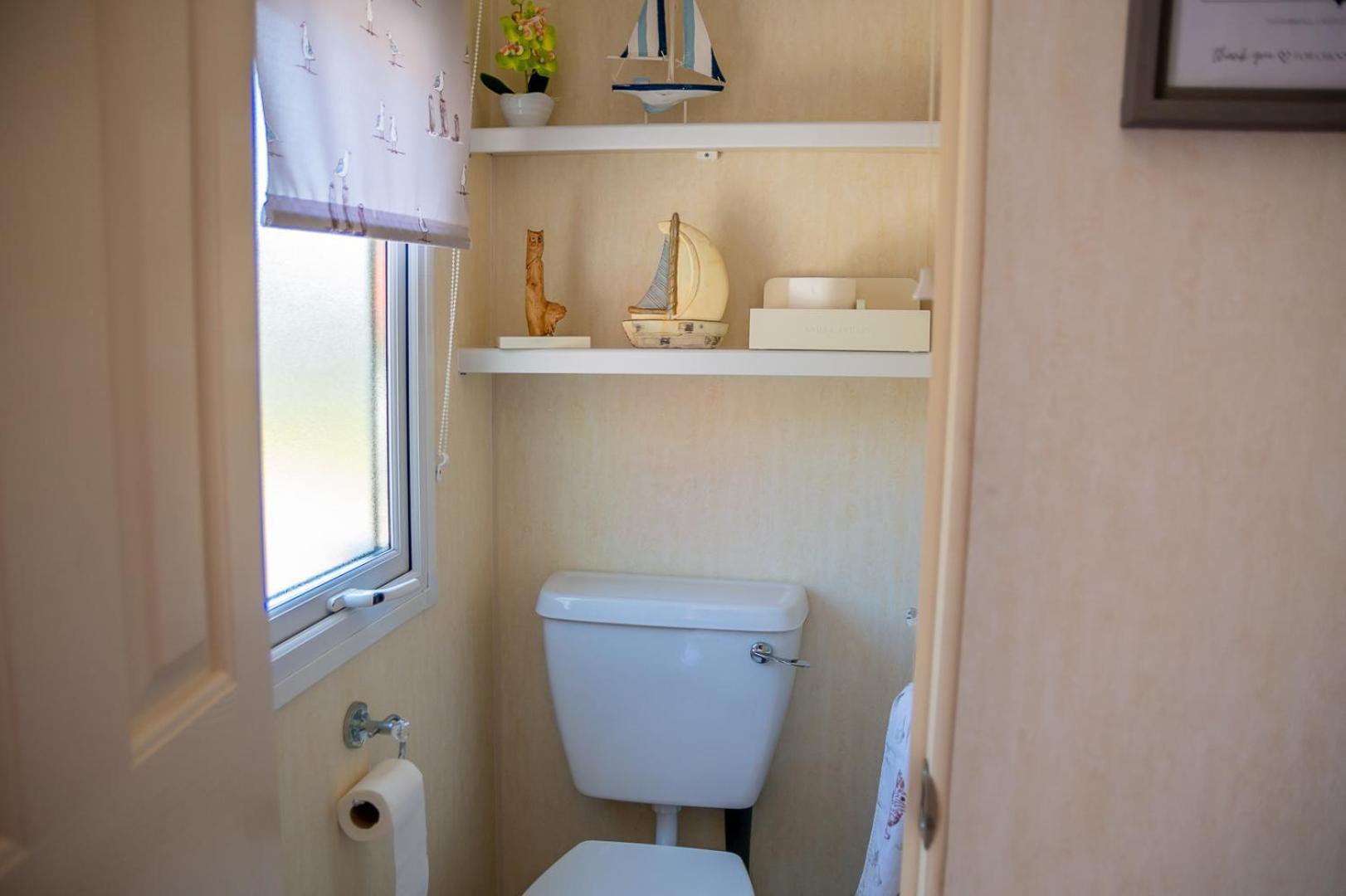 Daisy's Luxury Caravan At Lakes Campsite