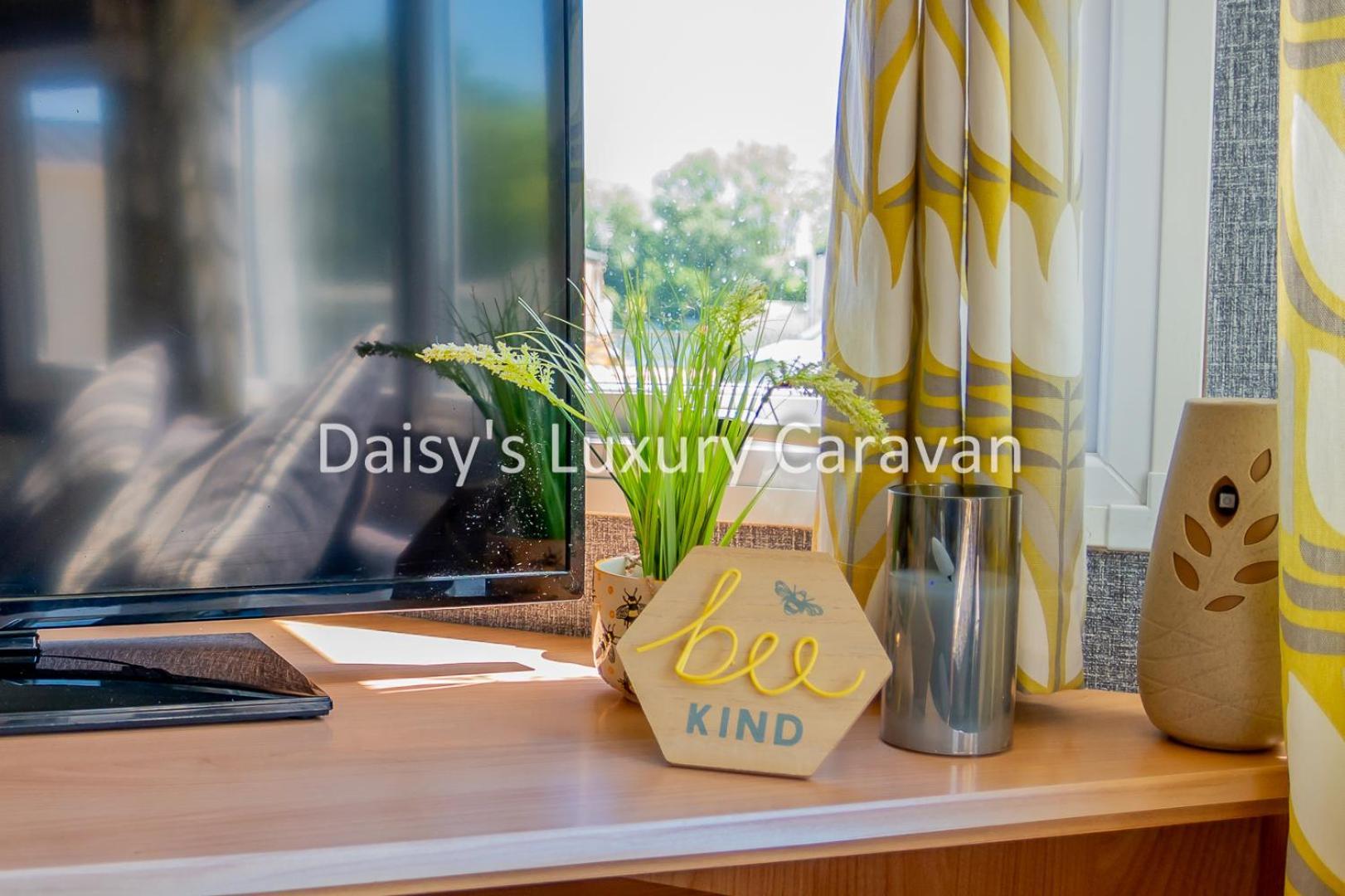 Daisy's Luxury Caravan At Lakes Campsite