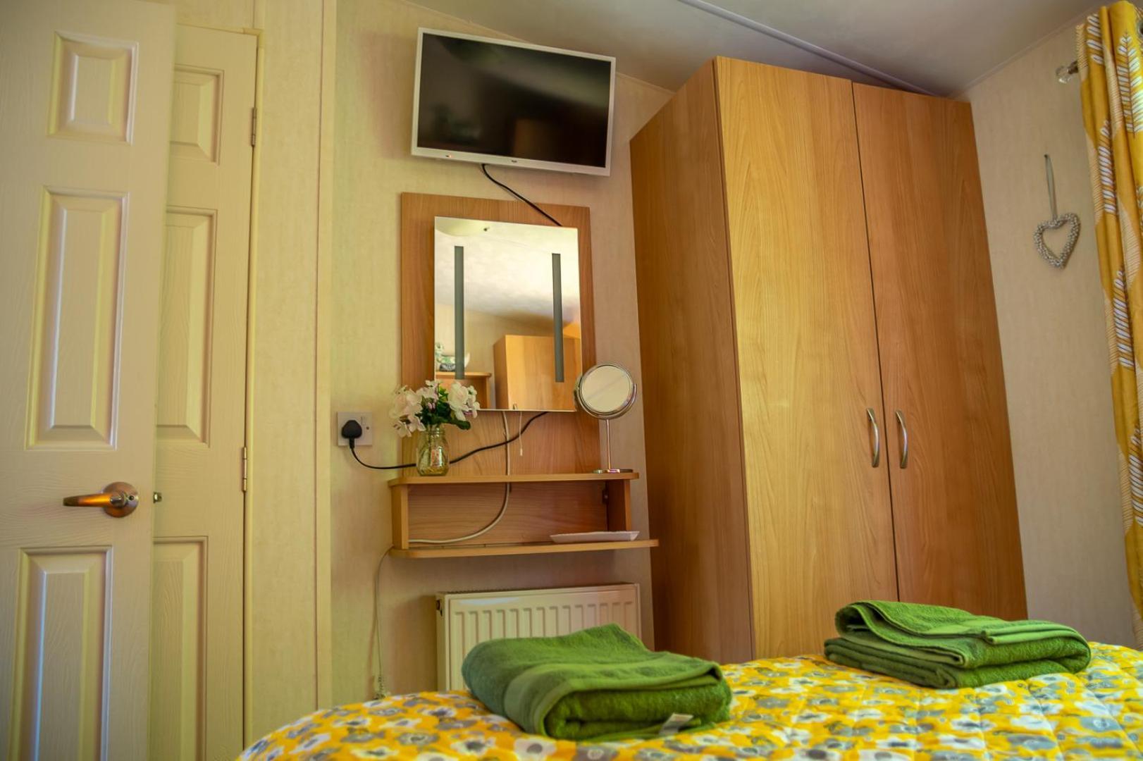 Campsite Daisy's Luxury Caravan At Lakes Tattershall