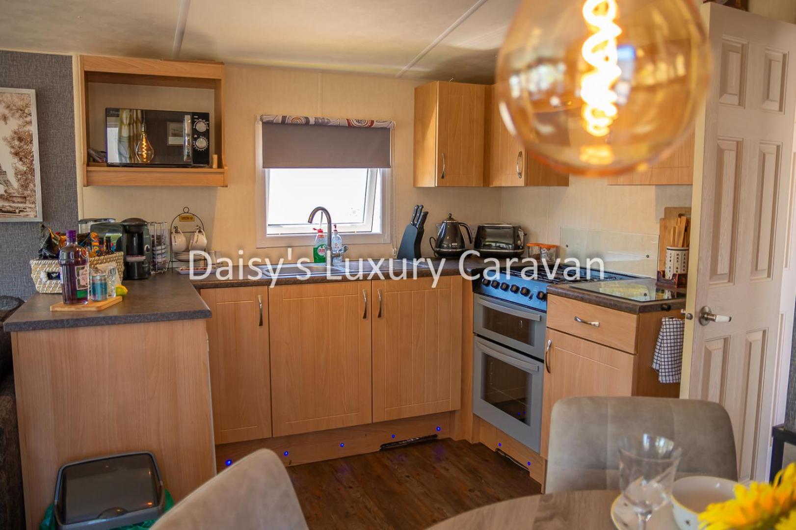 Daisy's Luxury Caravan At Lakes