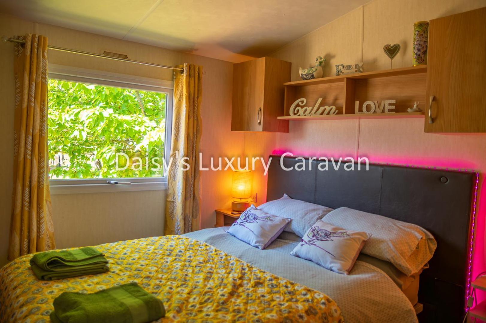 Daisy's Luxury Caravan At Lakes Campsite